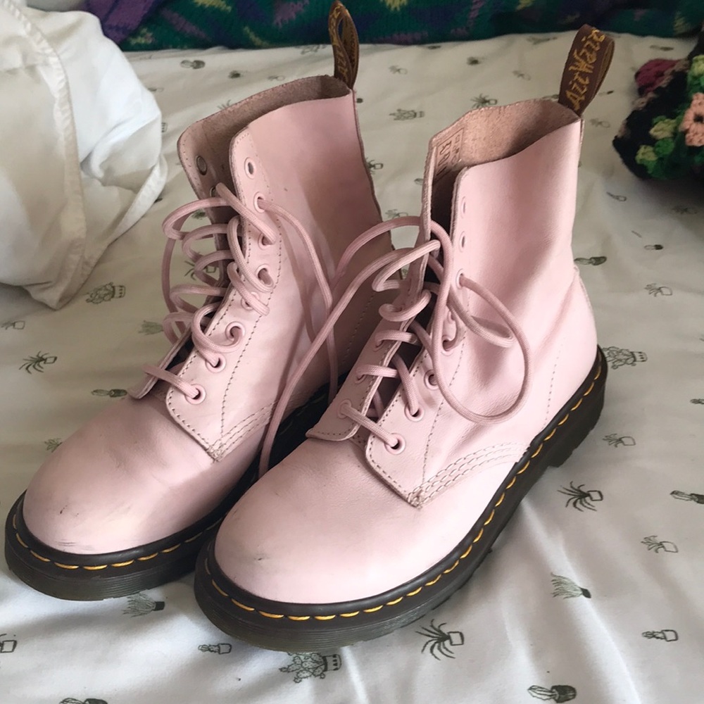 LIGHT PINK DR MARTENS SIZE 7